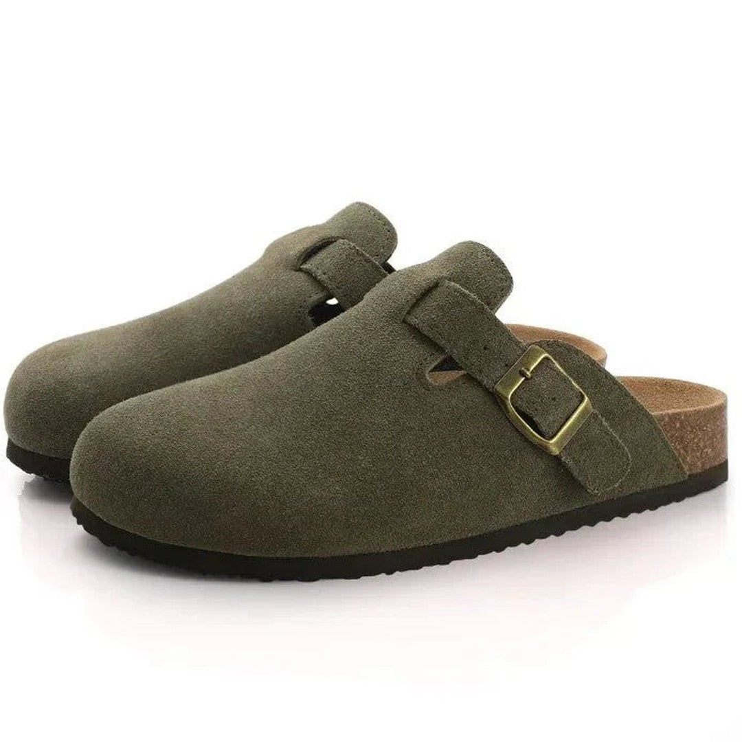 Man wearing the Reeve men's suede shoes, model view