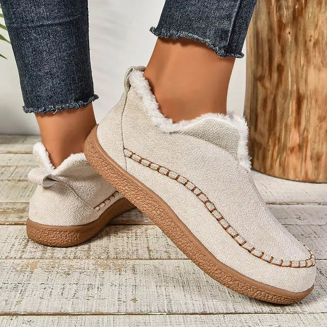Woman wearing the Rylee women's boots, front view