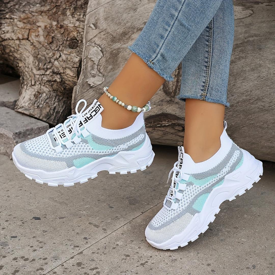 Woman wearing the Sable women's sneakers, 9 view