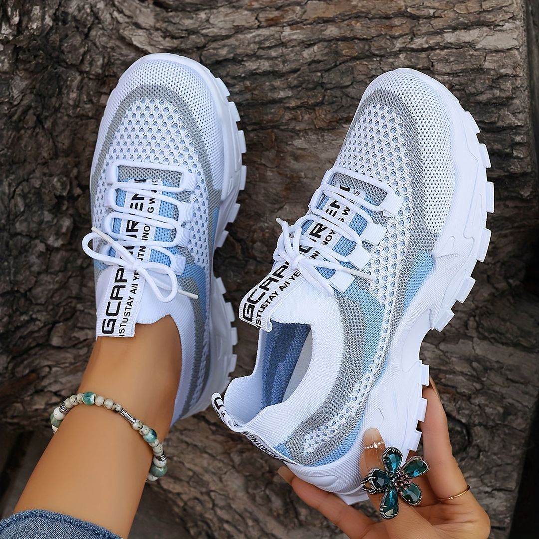Woman wearing the Sable women's sneakers, detail view