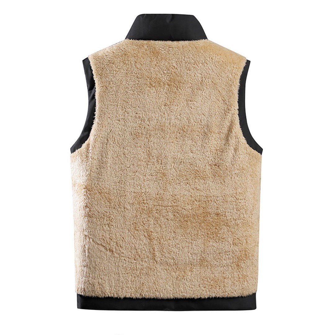 Man wearing the Salvatore men's fleece vest, detail view