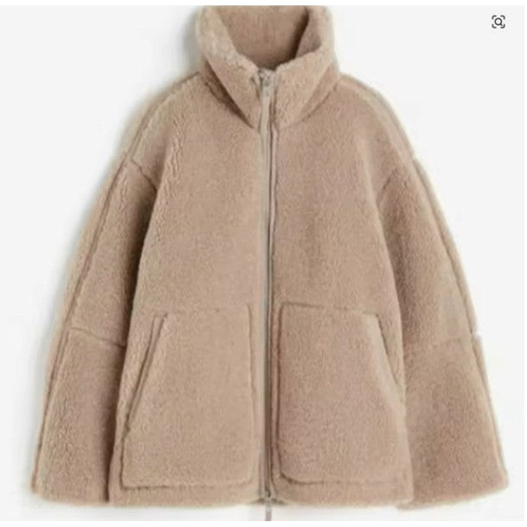 Woman wearing the Sanne women's wool jacket, detail view