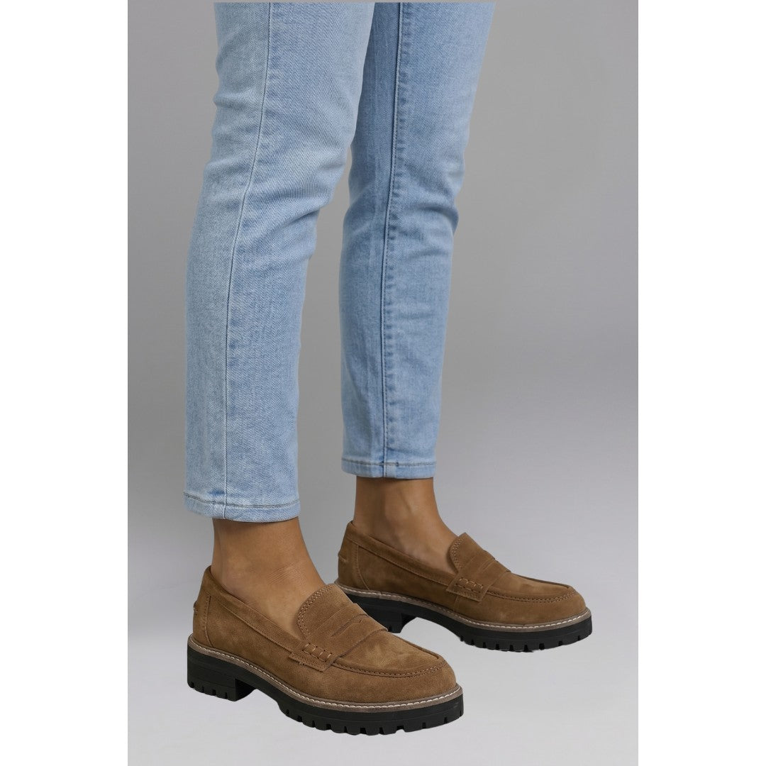 Woman wearing the Santiago women's leather loafers, model view