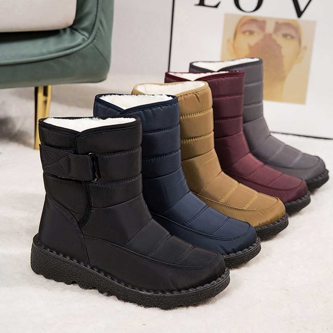 Woman wearing the Uma women's waterproof boots, front view