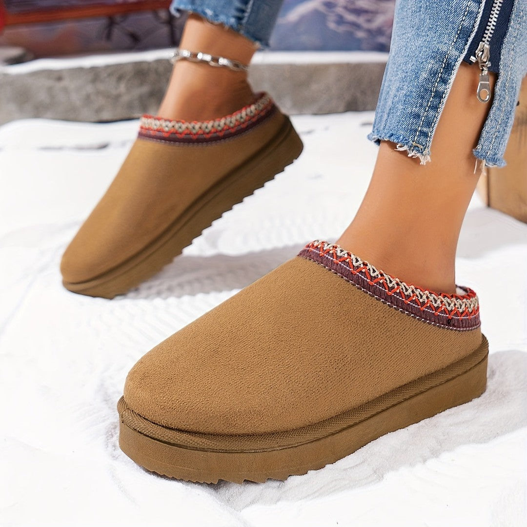 Woman wearing the Vera women's boots, model view