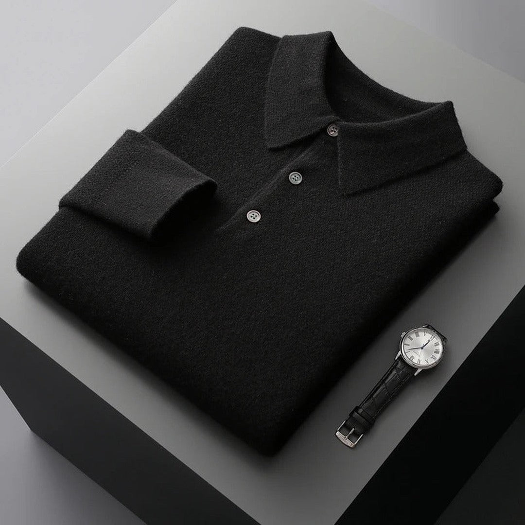 Man wearing the Yannick men's cashmere zip-up sweater, detail view